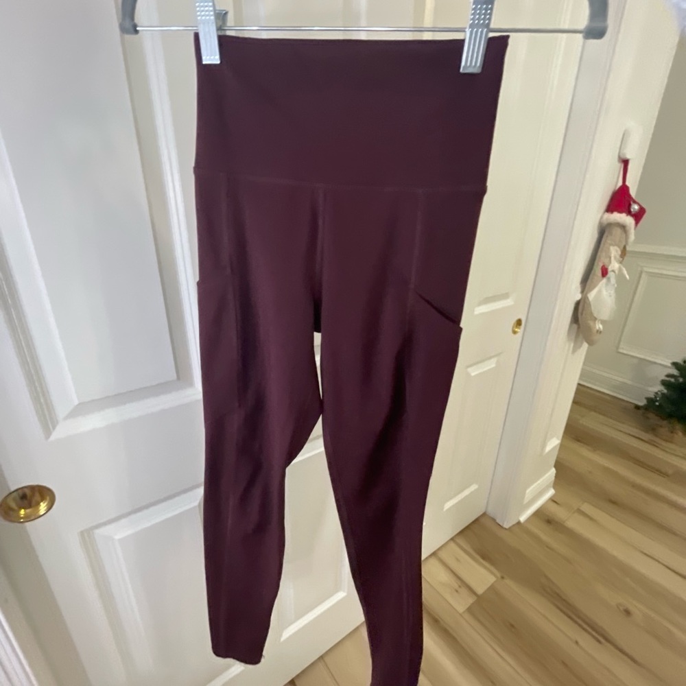 American Eagle maroon leggings, with side pockets